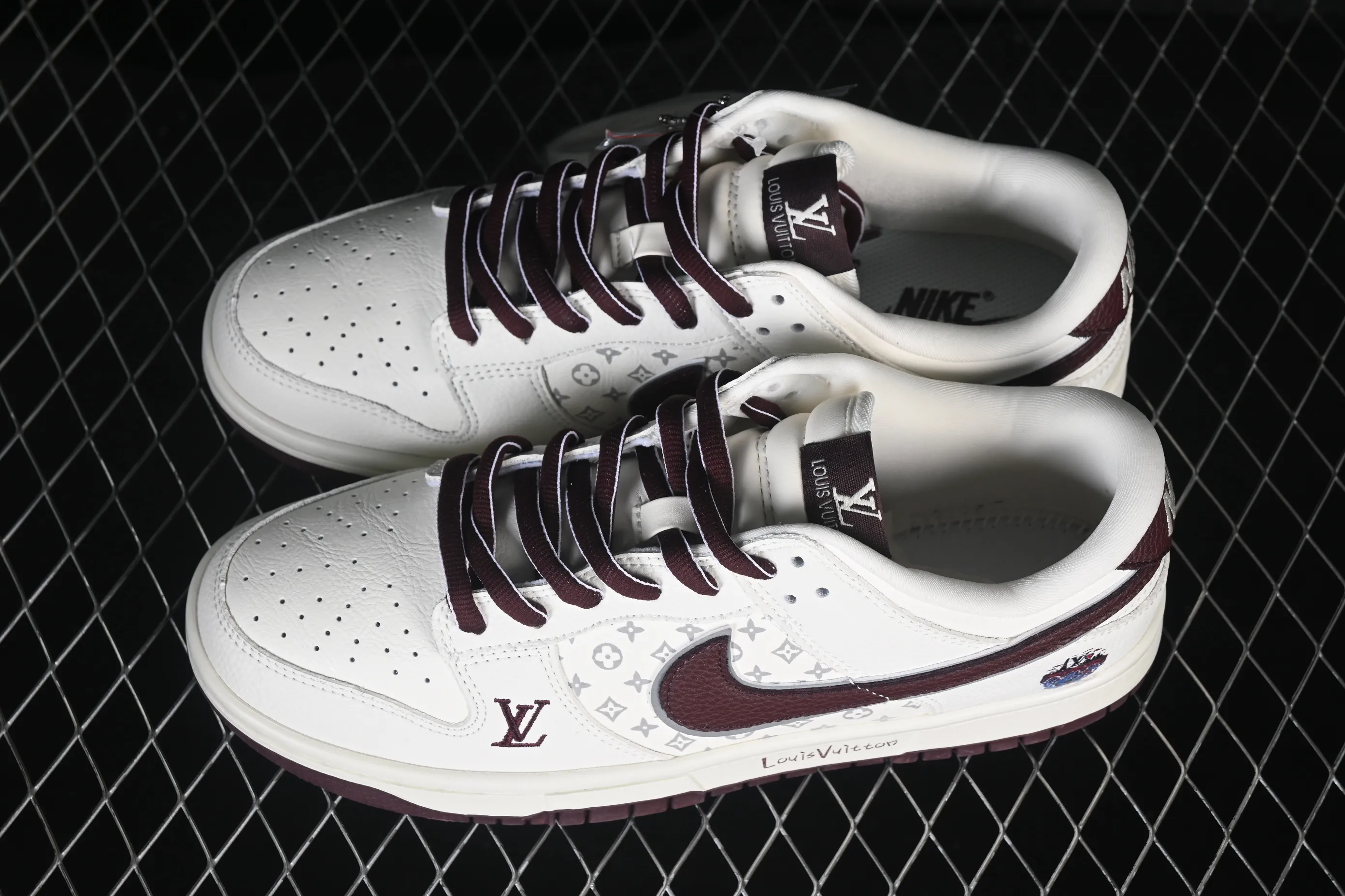 All categories Nk SB Dunk Series Nk SB Dunk Low High-end customized low-top sneakers Nike SB Dunk Low LV co-branded white wine red high-end customized low-top casual sneakers YF9511-917
